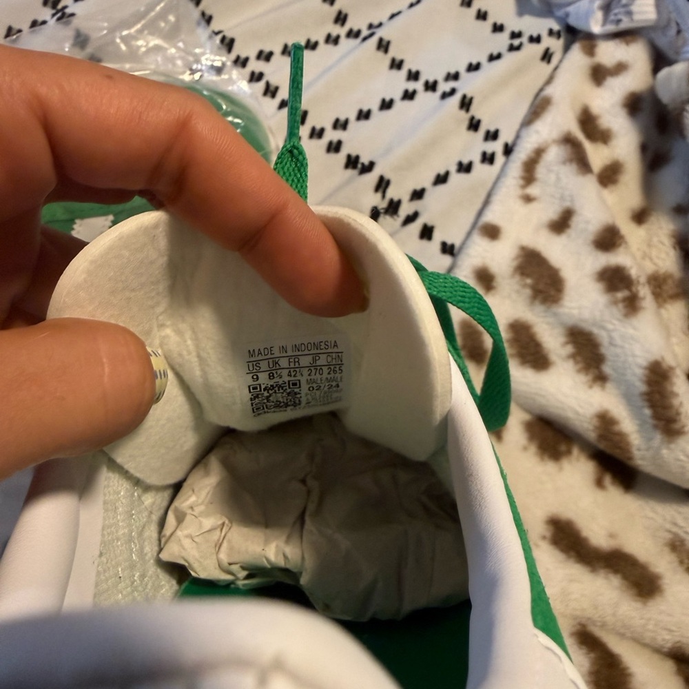 M9 W10 Adidas Green and White Suede Sneakers - Picture 3 of 4